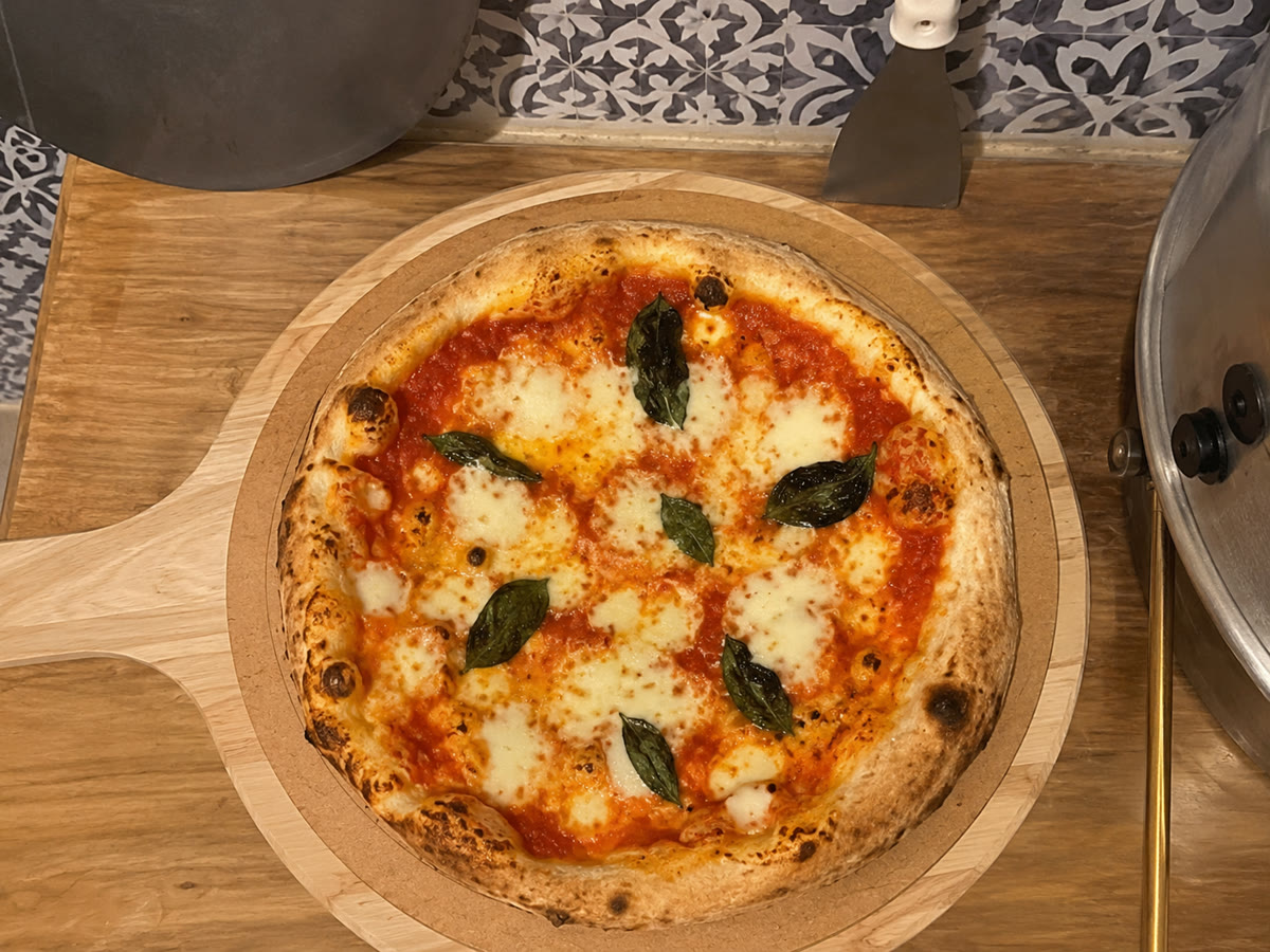 Pizza artesanal da Casa Serenità recém-saída do forno
